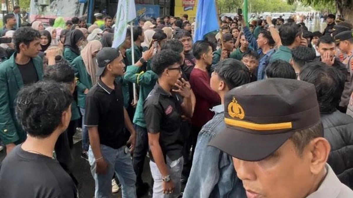 : Ratusan Massa Aceh Khawatir Menunggu Keputusan Pergub JKA di Kantor Gubernur