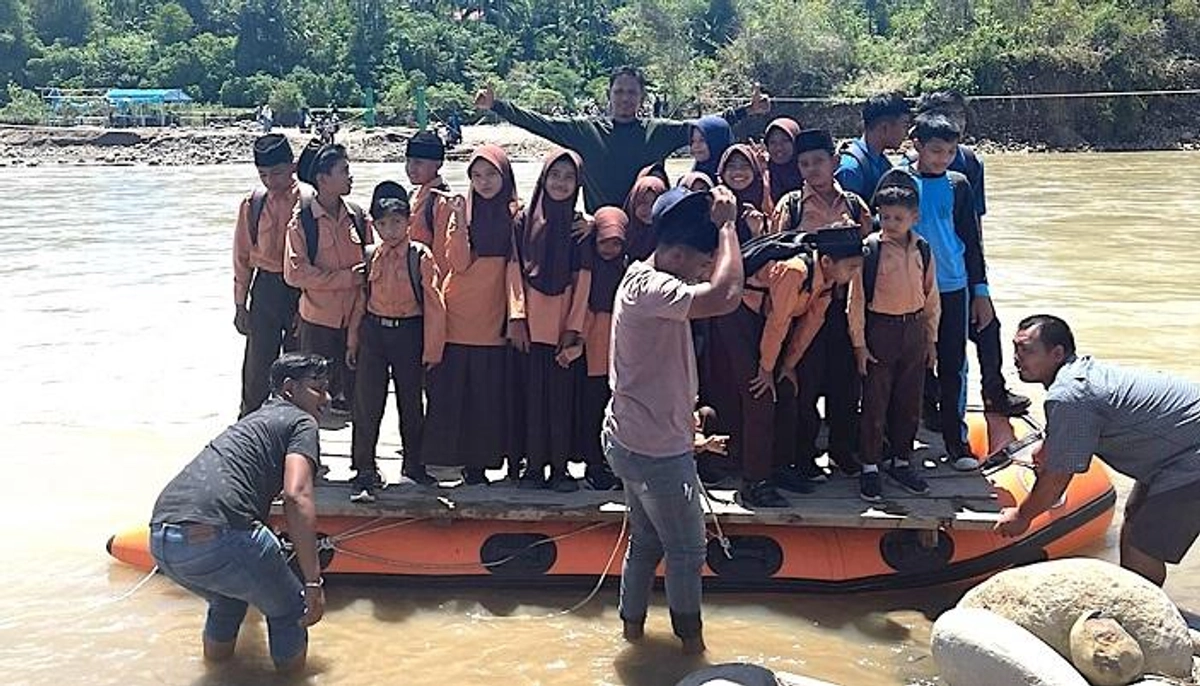 Siswa Aceh Utara Seberangi Sungai Pakai Perahu Karet, DPRK Desak Bangun Jembatan