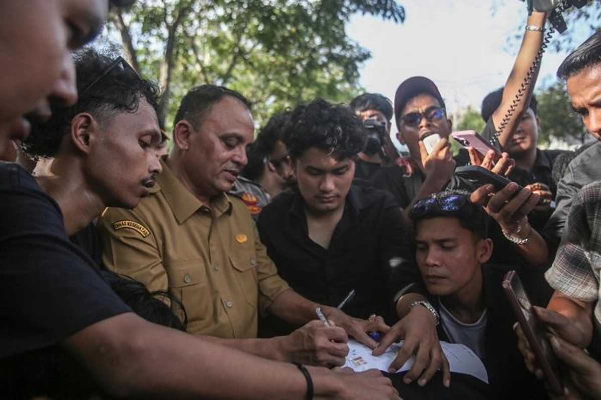 Warga Aceh Napas Lega Usai Cabut JKA, Desil Dihapus","PublicImpact":9,"Credibility":8,"Urgency":8,"Evidence":9,"LongTermValue":7,"Education":6,"FinalScore":83,"Summary":"Aliansi Rakyat Aceh (ARA)宣布撤销第