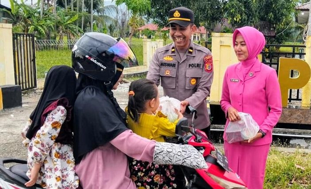 Polisi Aceh Barat Daya Bagikan Takjil untuk Pengendara Patuh Lalu Lintas