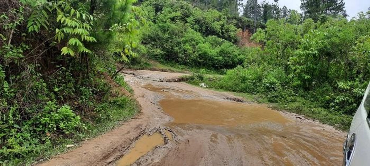 Warga Gayo Lues Khawatir Lubang Jalan Atu Bale Mengancam Keselamatan