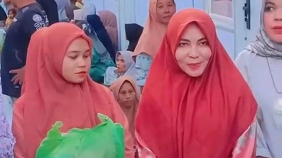 Bunda Salma Berbuka Puasa Bersama Warga Huntara Langkahan, Serahkan Bantuan