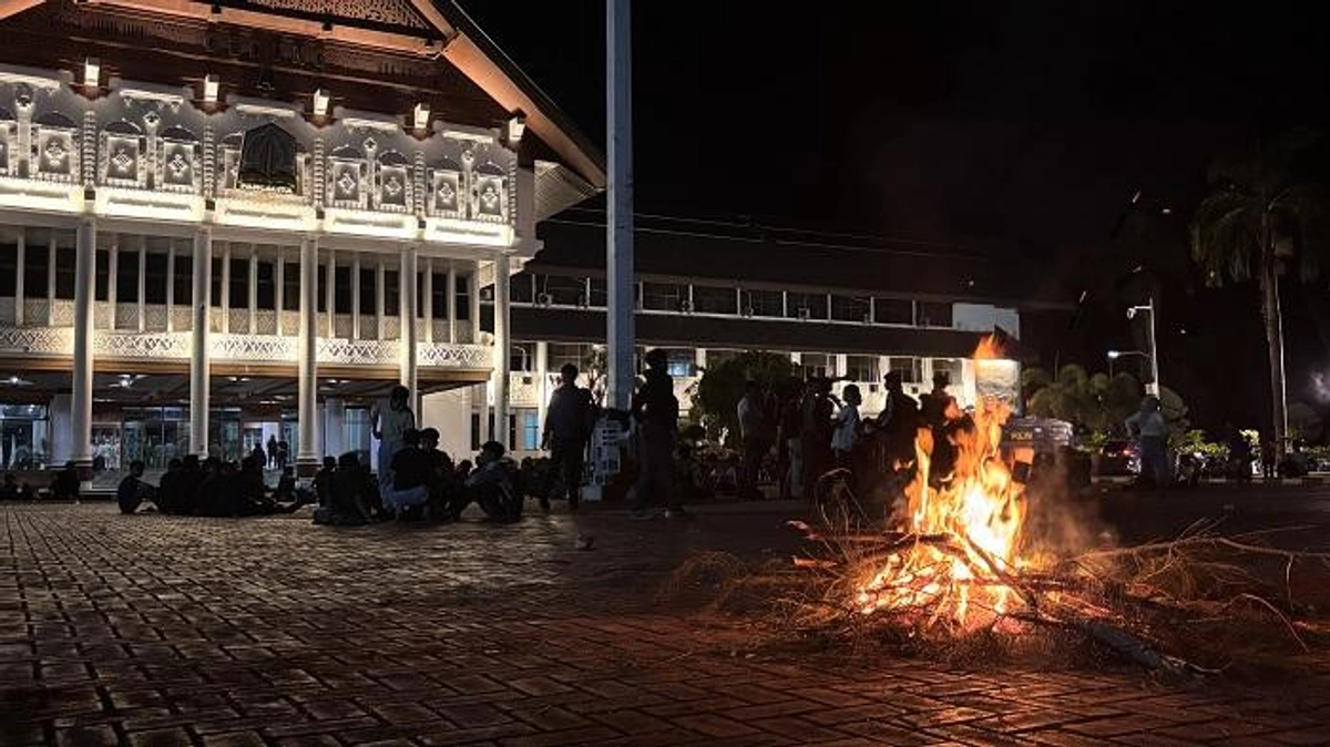 Warga Aceh Menanti Respons Gubernur Soal Cabut JKA","PublicImpact":80,"Credibility":85,"Urgency":80,"Evidence":65,"LongTermValue":70,"Education":55,"FinalScore":77,"Summary":"Massa aksi menolak Pergub