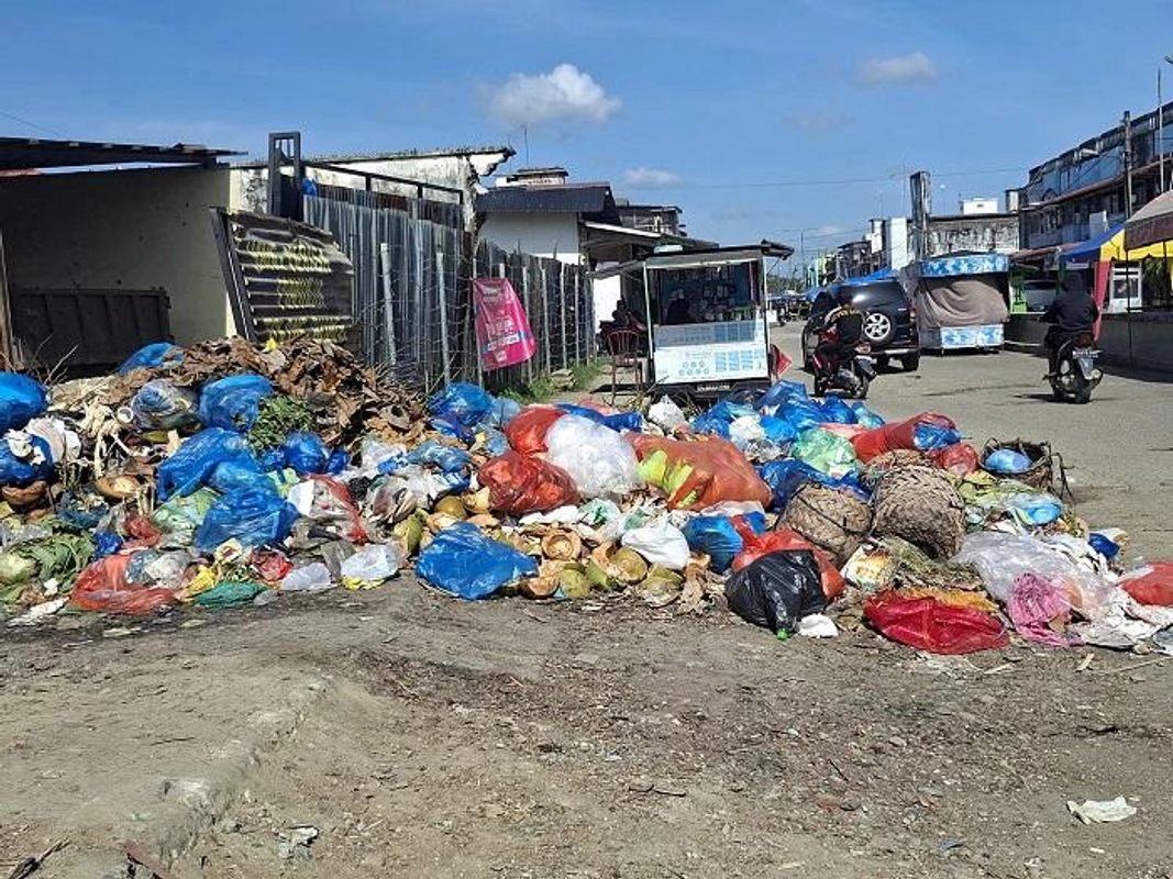 Sampah Meluap di TPS Idi Rayeuk Ganggu Ekonomi Warga Aceh Timur