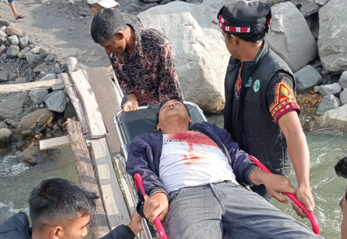 Jembatan Rapuh di Aceh: Petani Terjatuh, Warga Bangun Harapan Baru