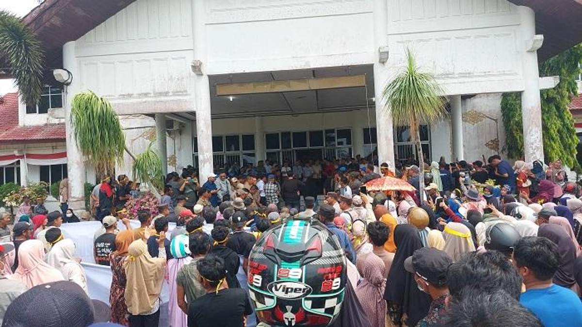 Massa Pita Kuning Desak DPRK Aceh Singkil Sahkan APBK 2026 untuk Bayar Gaji Aparat