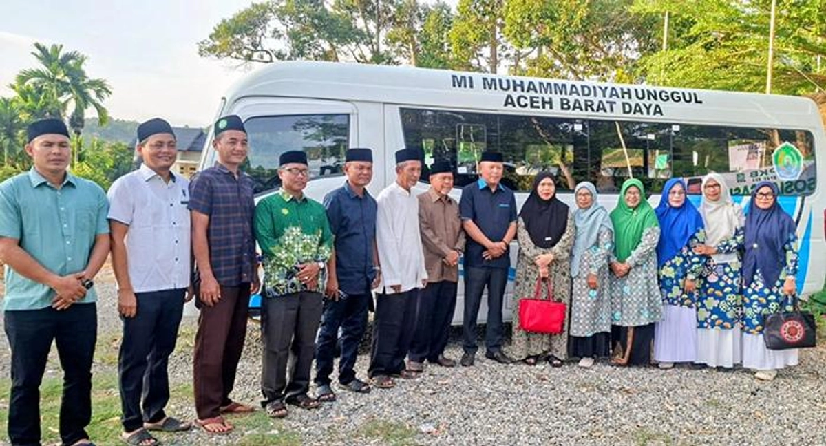 Bus Sekolah Baru untuk MI Muhammadiyah Blangpidie dari Anggota DPR RI