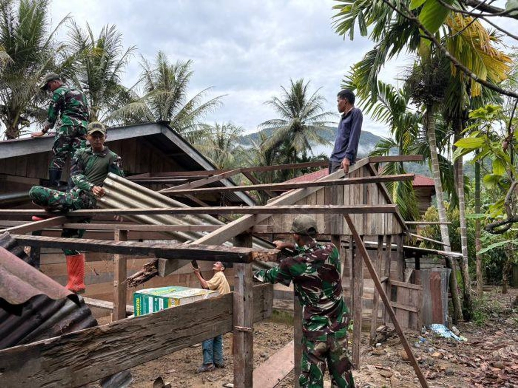 TNI Bongkar Rumah Rusak Banjir di Gayo Lues, Warga Janda Terdampak