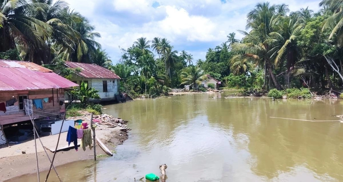 Warga Lhok Puuk Khawatir Tinggal di Gubuk Akibat Banjir Rob