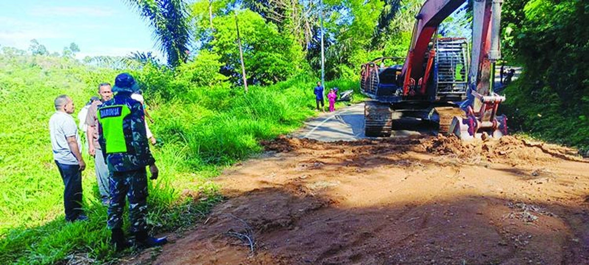 Warga Bener Meriah Gotong Royong Buka Jalan Enang-Enang Tertutup