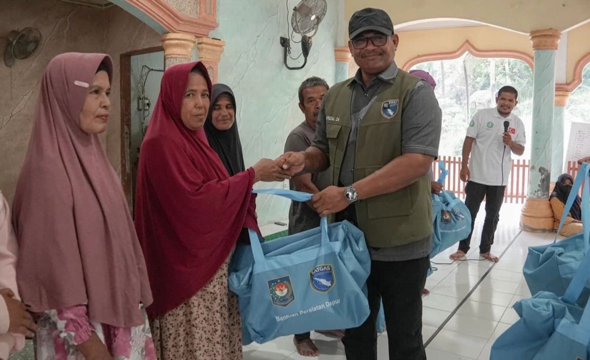 600 KK di Bireuen Terima Bantuan Peralatan Dapur Pasca Bencana