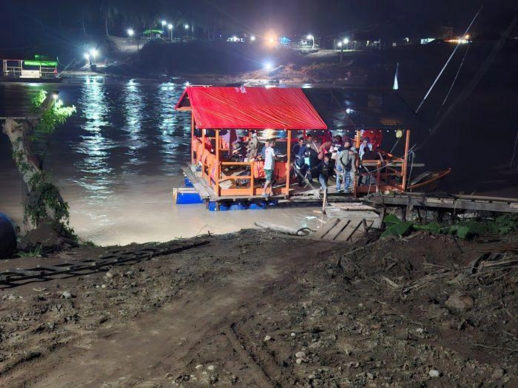 Perahu Oranye Jadi Penyelamat Warga Bireuen Pasca Jembatan Putus