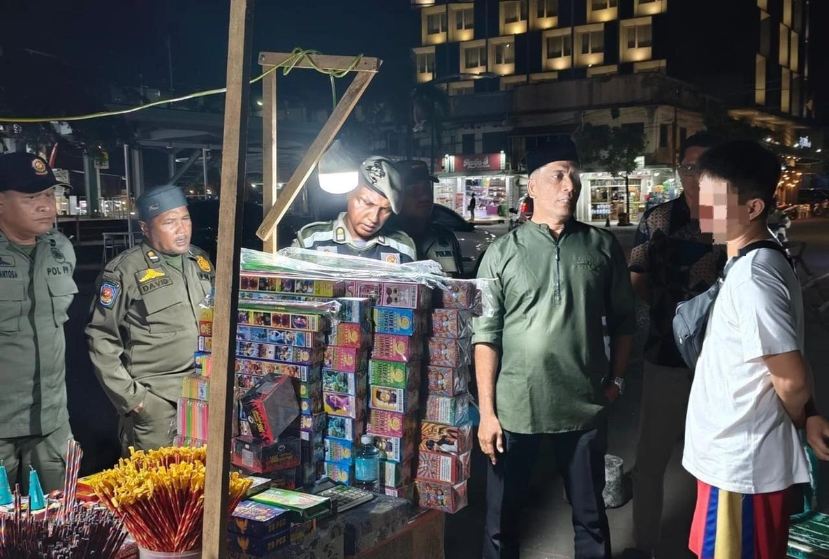 Satpol PP Banda Aceh Tertibkan Pedagang Mercon Selama Ramadan