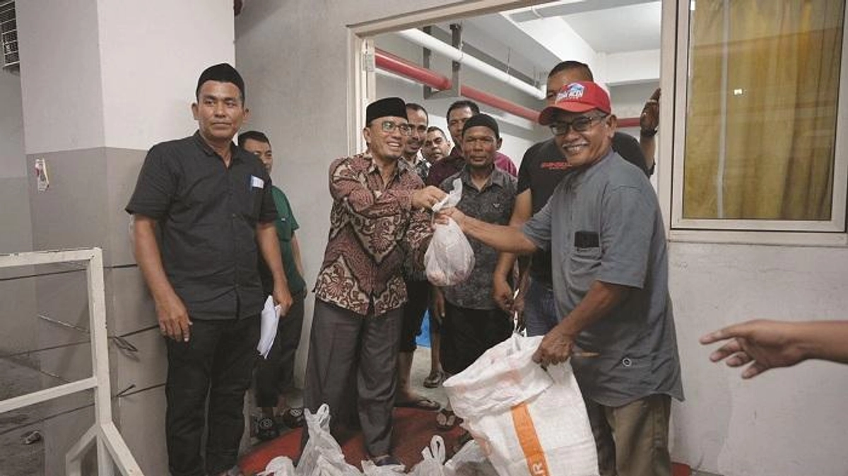 : Warga Banda Aceh Bersyukur Terima 2000 Paket Daging Kurban dari Masjid Baiturrahman