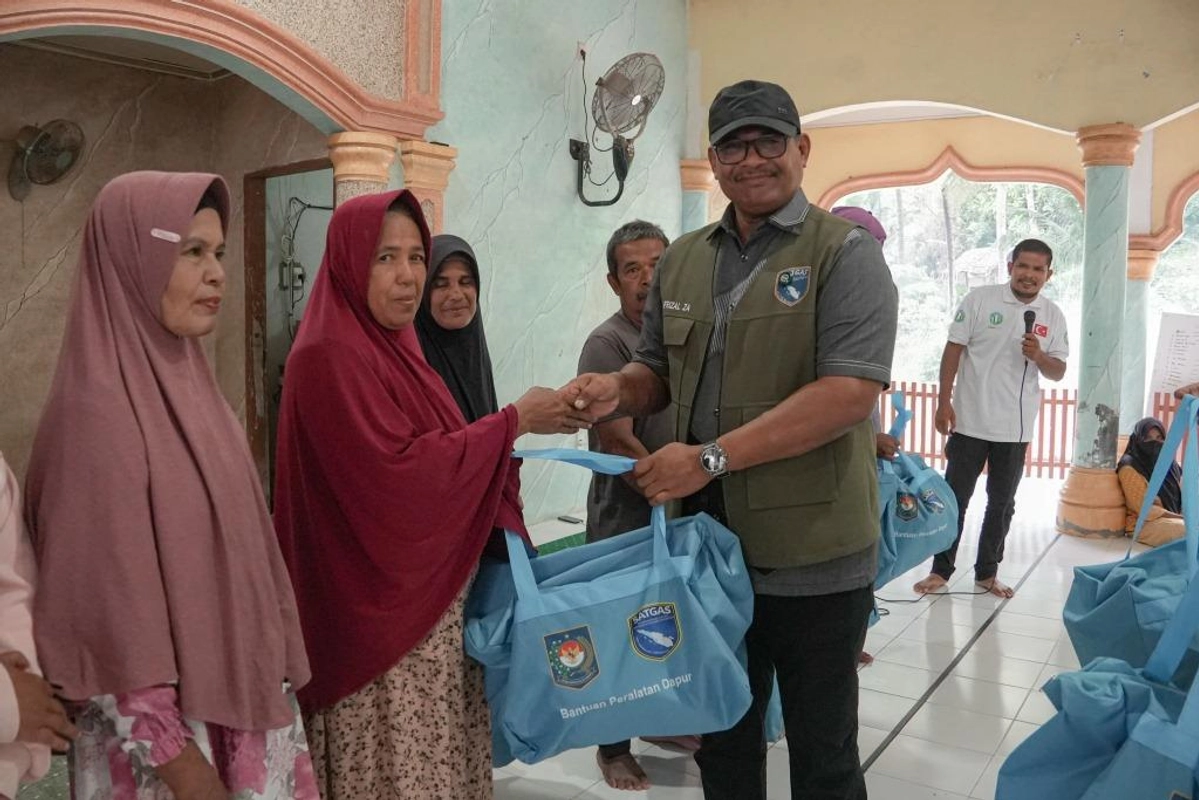 600 KK di Bireuen Terima Bantuan Peralatan Dapur dari Pemerintah