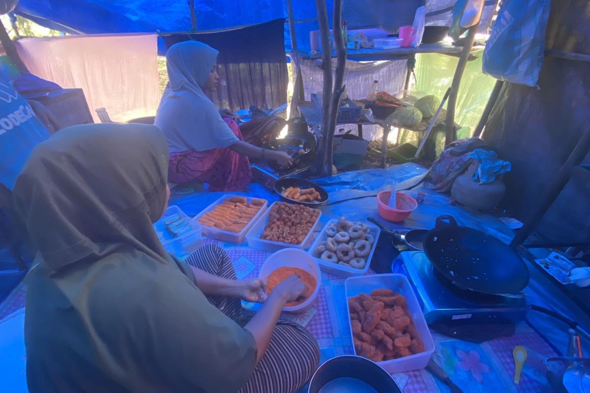 Ibu Pengungsi Aceh Utara Bertahan Jual Gorengan di Tenda Darurat