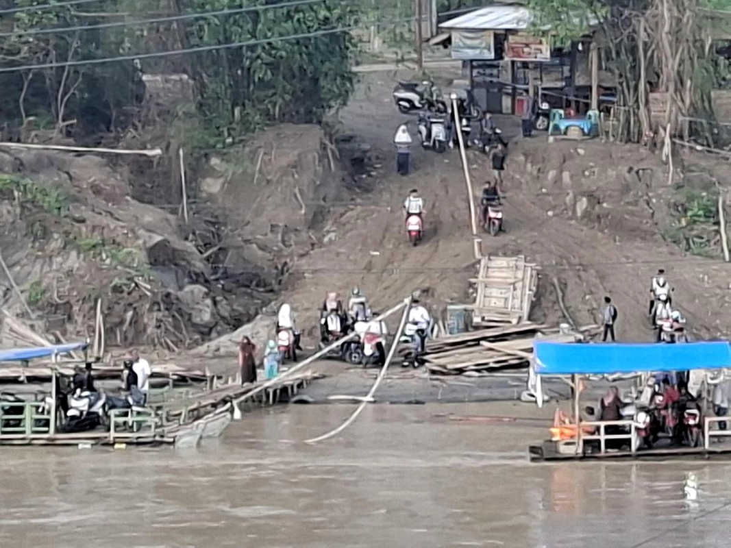Jembatan Ambruk di Bireuen, Warga Peusangan Selatan Terpaksa Naik Ketek Setiap Hari