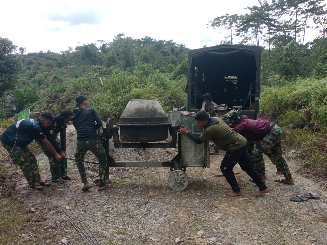 TNI dan Warga Nagan Raya Gotong Royong Perbaiki Box Culvert dan RTLH