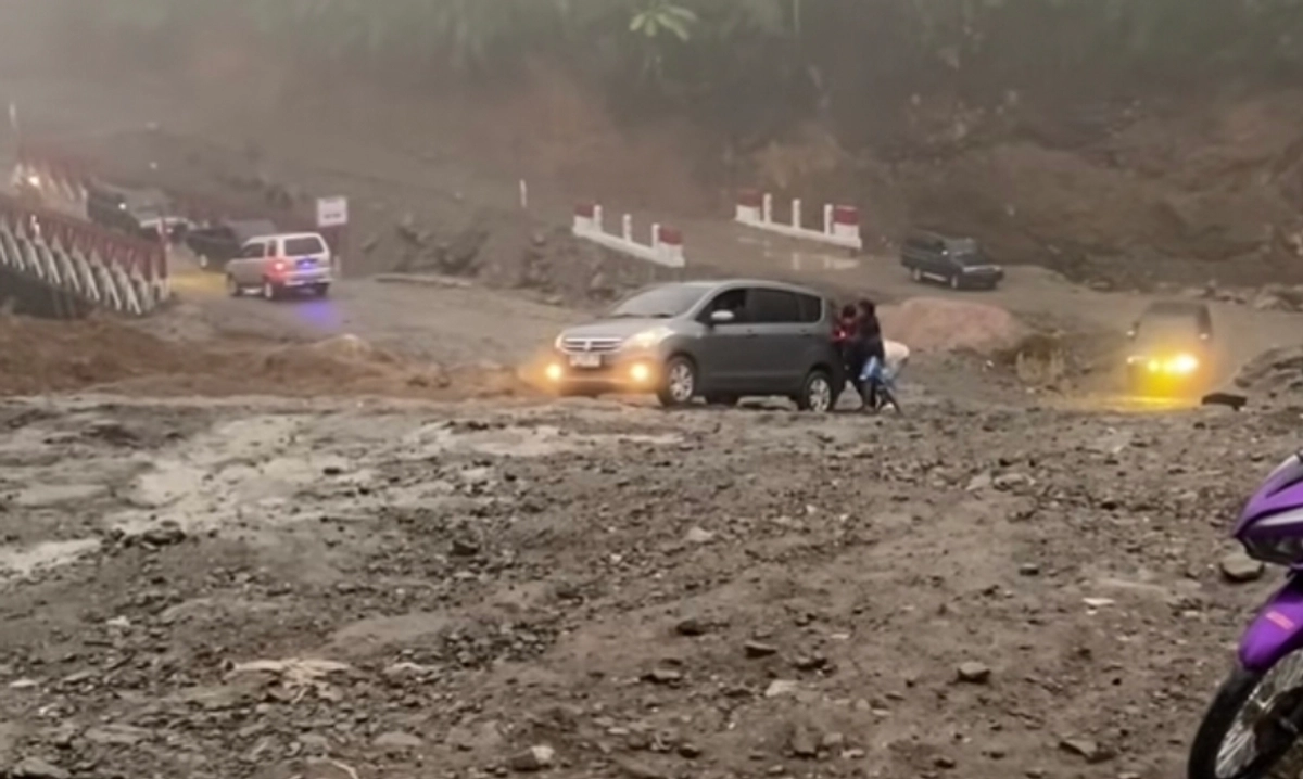 Jalan KKA Bener Meriah–Aceh Utara Rusak Parah, Warga Gotong Royong Perbaiki