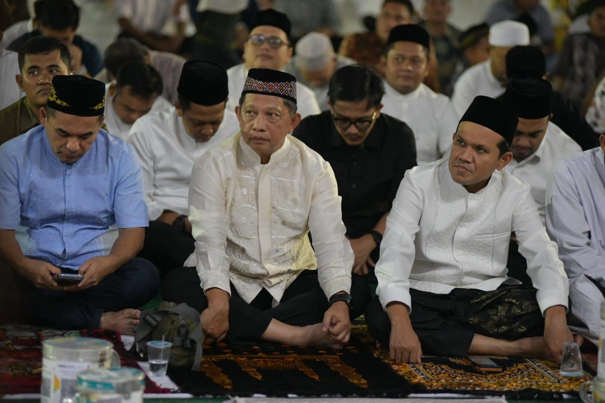 Mendagri dan Wagub Aceh Sahur Tarawih Bareng Warga Banjir Aceh Timur