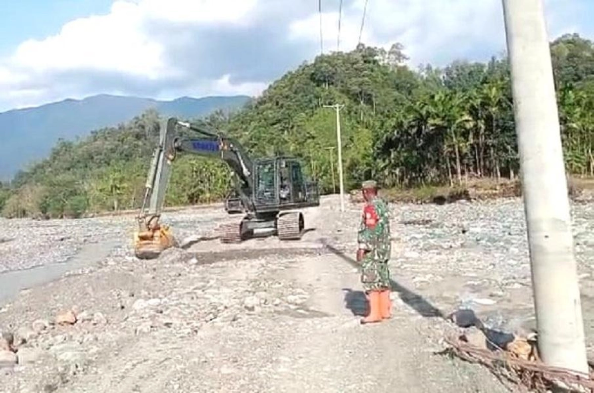 Pemkab Aceh Barat Perbaiki Jalan Putus Jambak–Sikundo dengan 5 Alat Berat