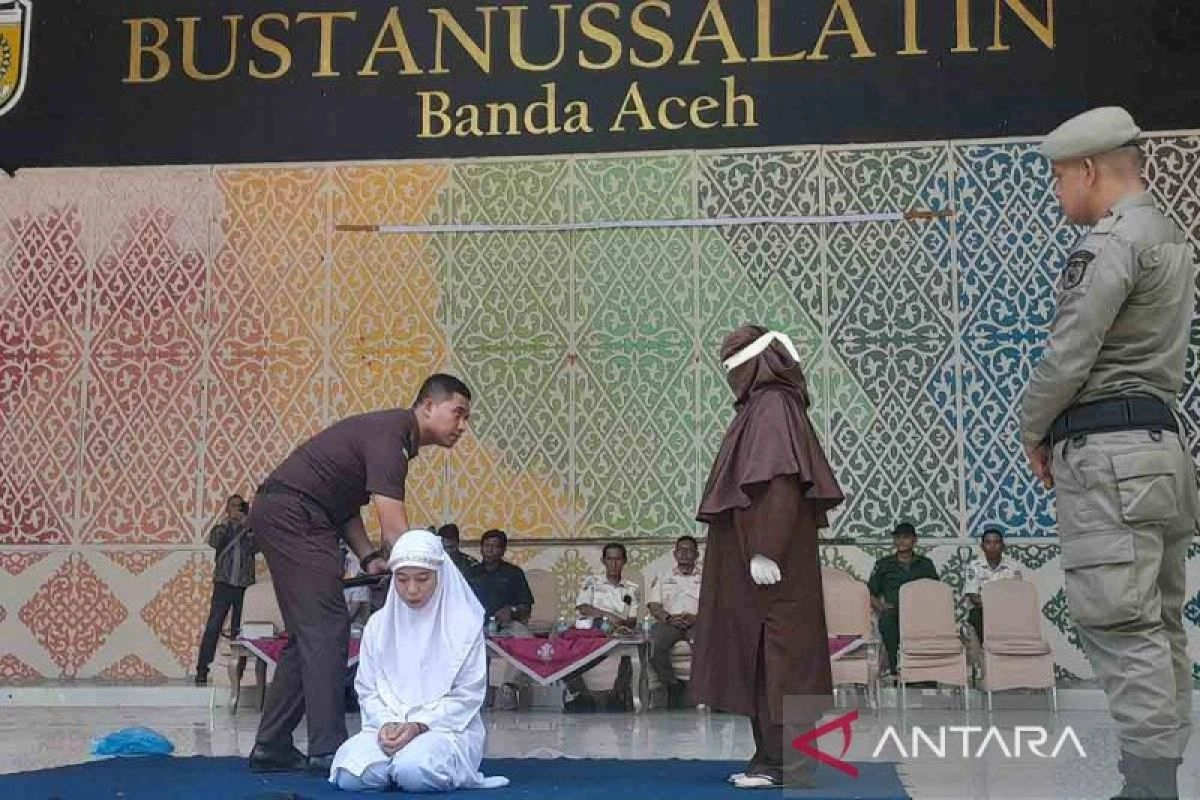Khawatir, warga Banda Aceh menyaksikan sembilan pelanggar syariat dipukul cambuk