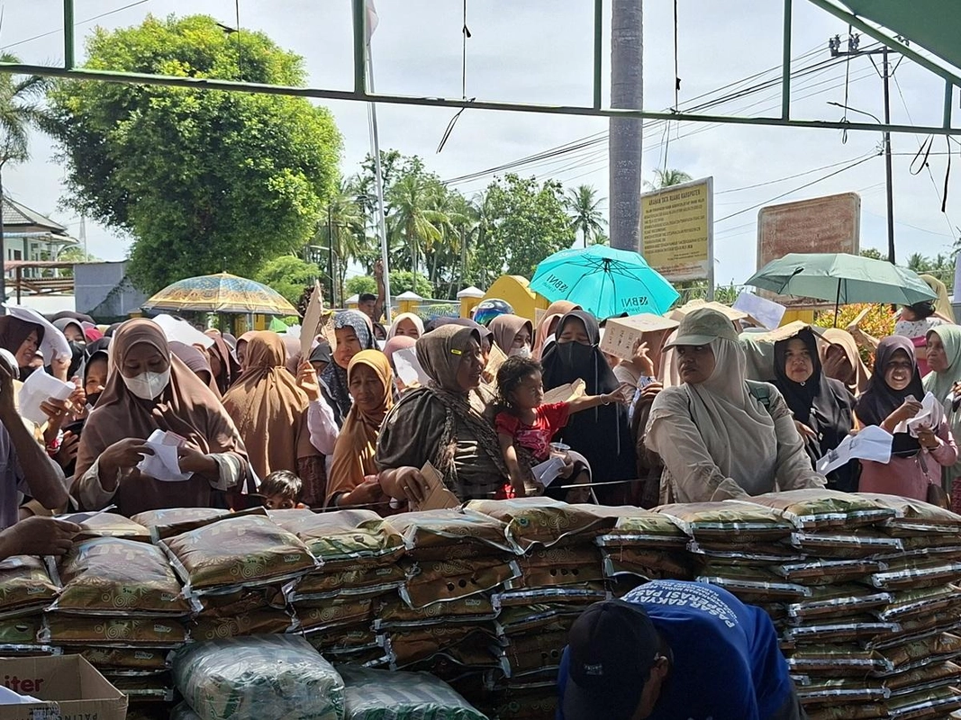 : Ibu Bireuen Antri 1 Jam untuk Sembako Murah, Menunjang Keluarga