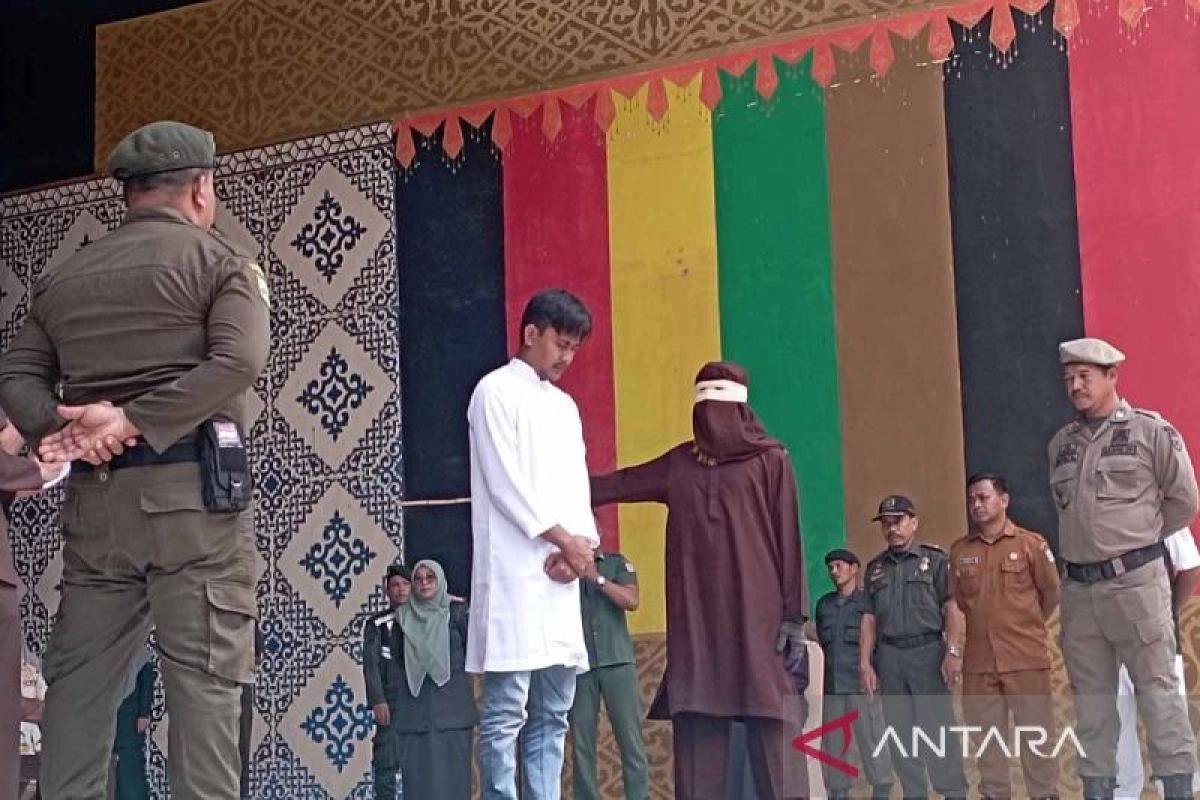 Enam Pelanggar Syariat Jalani Hukuman Cambuk di Banda Aceh, Pasangan Mesum Kena 100 Kali
